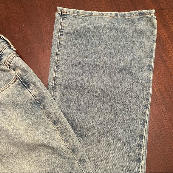 American Eagle Light Wash Flare Denim Jeans - Picture 7 of 13